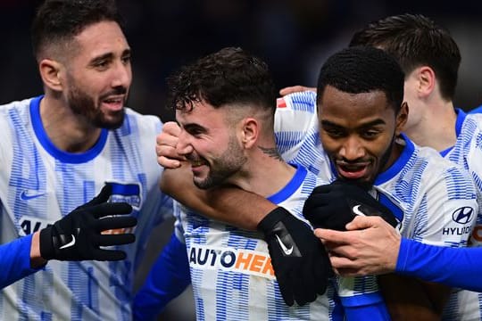 Herthas Marco Richter (M) lässt sich von seinen Mitspielern feiern.