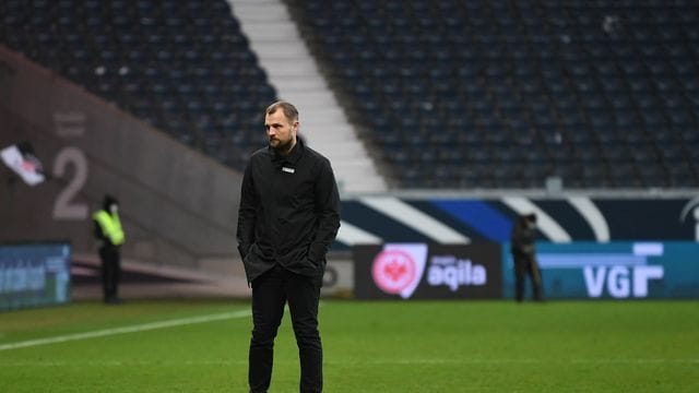 Der Mainzer Cheftrainer Bo Svensson steht nach dem Spiel in Frankfurt auf dem Platz. Der Mainzer Cheftrainer Bo Svensson steht nach dem Spiel in Frankfurt auf dem Platz.