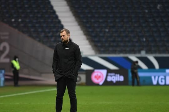 Der Mainzer Cheftrainer Bo Svensson steht nach dem Spiel in Frankfurt auf dem Platz.