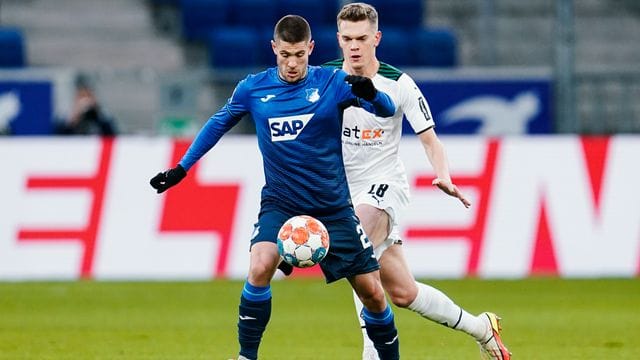 Hoffenheims Andrej Kramaric (l) versucht den Ball vor Gladbachs Matthias Ginter abzuschirmen. Hoffenheims Andrej Kramaric (l) versucht den Ball vor Gladbachs Matthias Ginter abzuschirmen.