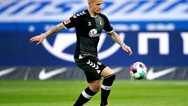 Schmid gab rund vier Monate nach seiner Corona-Erkrankung in der zweiten Mannschaft des SC Freiburg sein Comeback. Schmid gab rund vier Monate nach seiner Corona-Erkrankung in der zweiten Mannschaft des SC Freiburg sein Comeback.