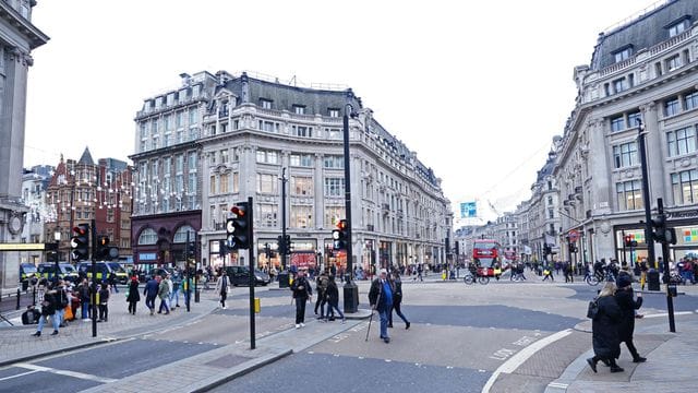 Menschen gehen über eine Kreuzung in London. Menschen gehen über eine Kreuzung in London.