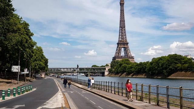 Menschen spazieren an der Seine neben dem Eiffelturm. Menschen spazieren an der Seine neben dem Eiffelturm.