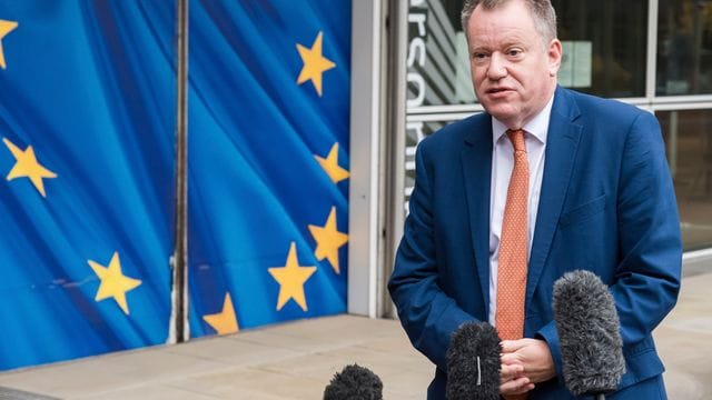 Brexit-Minister David Frost gibt im EU-Hauptquartier eine Medienerklärung ab.