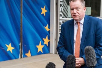 Brexit-Minister David Frost gibt im EU-Hauptquartier eine Medienerklärung ab.