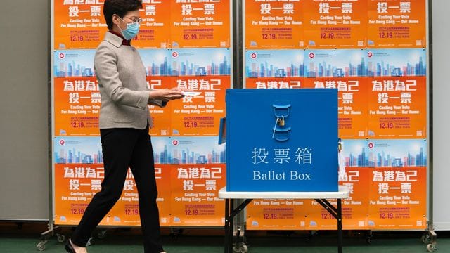Hongkongs Regierungschefin Carrie Lam gibt ihre Stimme für die Parlamentswahlen in Hongkong ab.