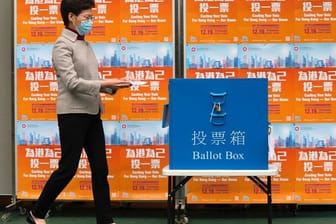 Hongkongs Regierungschefin Carrie Lam gibt ihre Stimme für die Parlamentswahlen in Hongkong ab.
