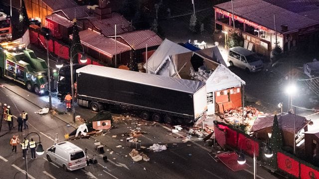 Schneise der Verwüstung: Bei dem Lkw-Attentat im Dezember 2016 auf den Weihnachtsmarkt am Berliner Breitscheidplatz starben 13 Menschen. Schneise der Verwüstung: Bei dem Lkw-Attentat im Dezember 2016 auf den Weihnachtsmarkt am Berliner Breitscheidplatz starben 13 Menschen.