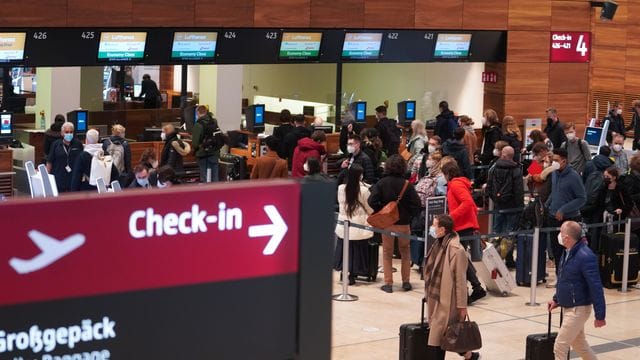 Eine Warteschlange an einem Check-in-Schalter am Flughafen BER.