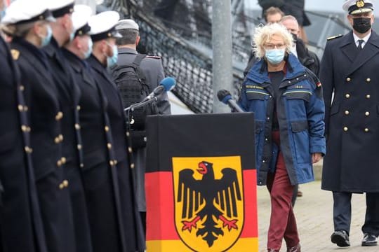 Christine Lambrecht bei ihrem Antrittsbesuch bei der Marine im Marinestützpunkt Warnemünde.