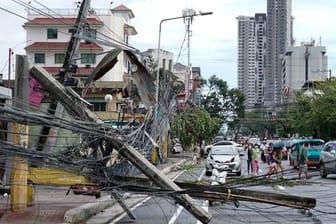 Umgestürzte Strommasten in Cebu.