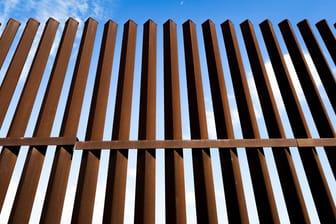 Die Stahlstangen der Grenzmauer zwischen den USA und Mexiko (Archivbild): Texas baut die Mauer auf die gleiche Weise wie zuvor Donald Trump.