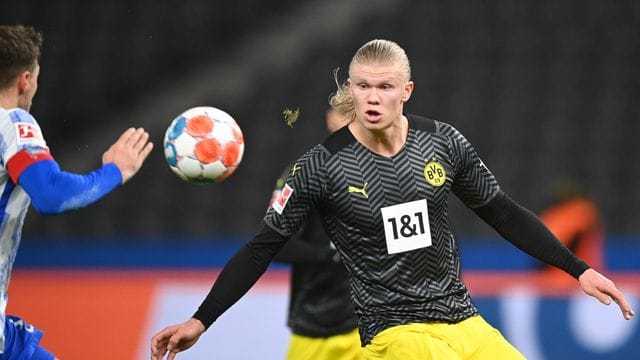 Die Transfergerüchte um BVB-Star Erling Haaland (r) reißen nicht ab. Die Transfergerüchte um BVB-Star Erling Haaland (r) reißen nicht ab.
