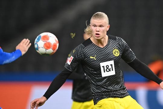 Die Transfergerüchte um BVB-Star Erling Haaland (r) reißen nicht ab.