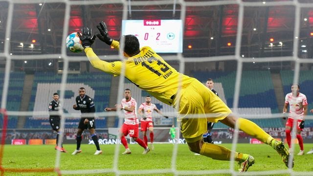 Bielefelds Torwart Stefanos Kapino hielt seinen Kasten in Leipzig sauber. Bielefelds Torwart Stefanos Kapino hielt seinen Kasten in Leipzig sauber.