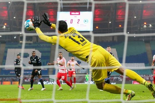 Bielefelds Torwart Stefanos Kapino hielt seinen Kasten in Leipzig sauber.