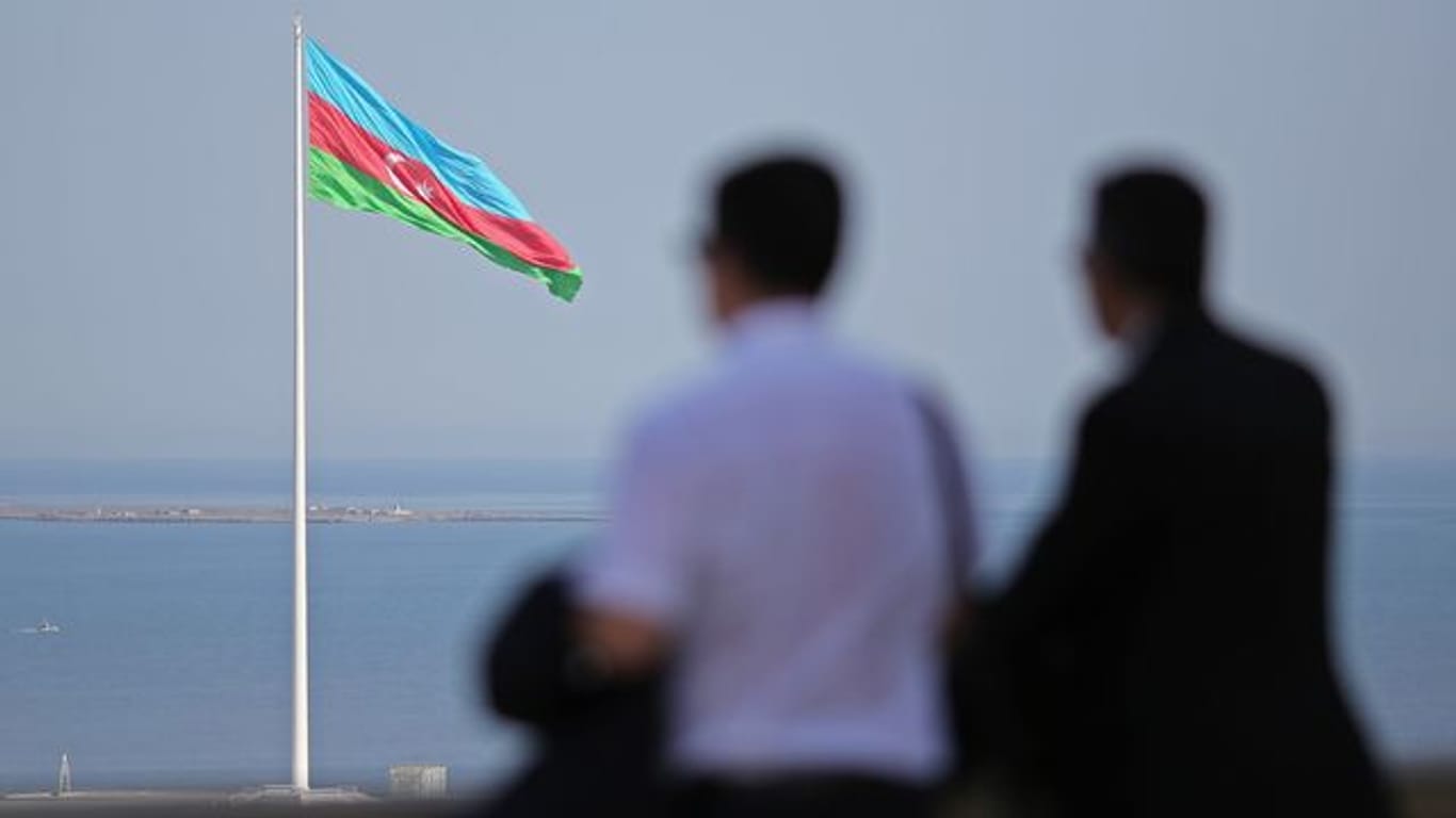 Eine riesige aserbaidschanische Flagge weht an einem 162 Meter hohen Fahnenmast in Baku.