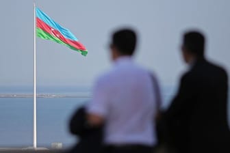 Eine riesige aserbaidschanische Flagge weht an einem 162 Meter hohen Fahnenmast in Baku.