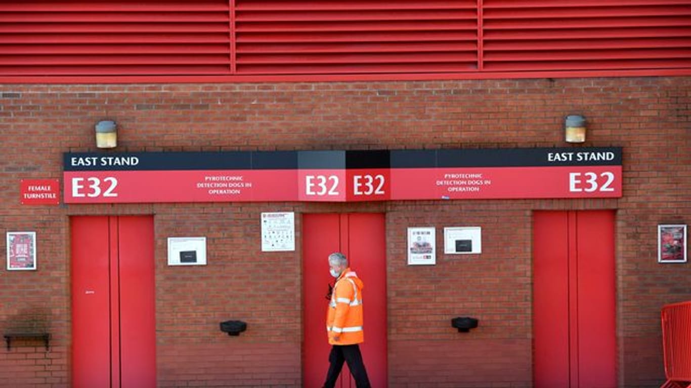 Ein Mitarbeiter geht an der Osttribüne des Old-Trafford-Stadions, der Heimstätte von Manchester United, vorbei.