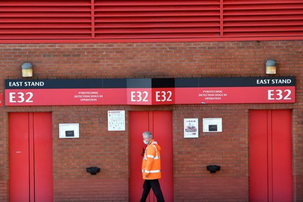 Ein Mitarbeiter geht an der Osttribüne des Old-Trafford-Stadions, der Heimstätte von Manchester United, vorbei.