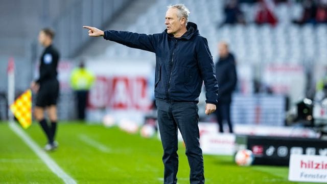 Freiburgs Trainer Christian Streich gibt seiner Mannschaft die Richtung vor. Freiburgs Trainer Christian Streich gibt seiner Mannschaft die Richtung vor.