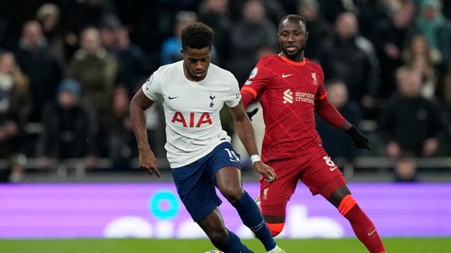 Tottenhams Ryan Sessegnon (l) und Liverpools Naby Keita im Zweikampf um den Ball.