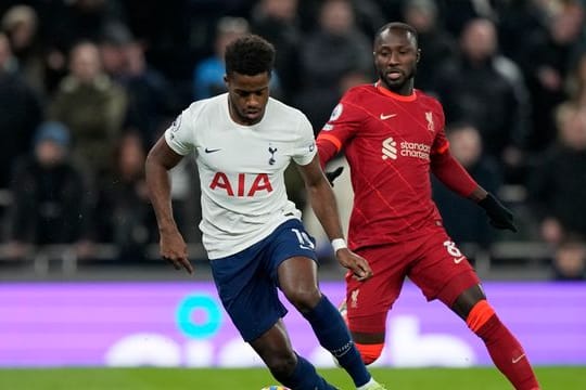 Tottenhams Ryan Sessegnon (l) und Liverpools Naby Keita im Zweikampf um den Ball.