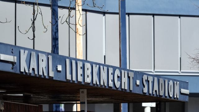 Der Eingang zum Karl-Liebknecht-Stadion im Stadtteil Babelsberg.