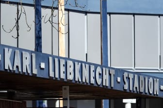 Der Eingang zum Karl-Liebknecht-Stadion im Stadtteil Babelsberg.