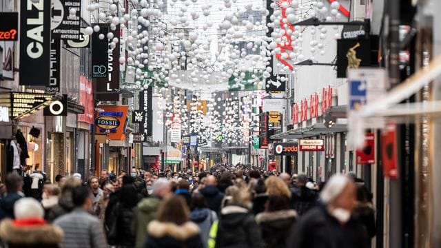 Passanten in der Innenstadt von Köln.