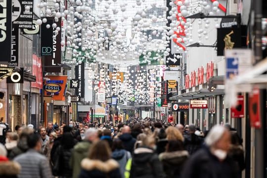 Passanten in der Innenstadt von Köln.