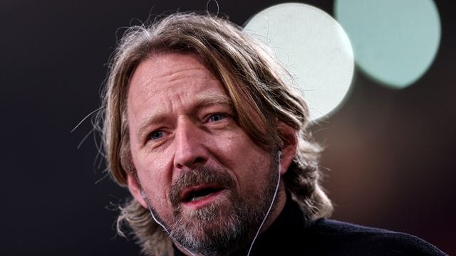 Stuttgarts Sportdirektor Sven Mislintat steht vor dem Spiel beim DAZN-Interview. Stuttgarts Sportdirektor Sven Mislintat steht vor dem Spiel beim DAZN-Interview.