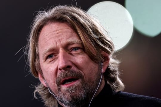 Stuttgarts Sportdirektor Sven Mislintat steht vor dem Spiel beim DAZN-Interview.