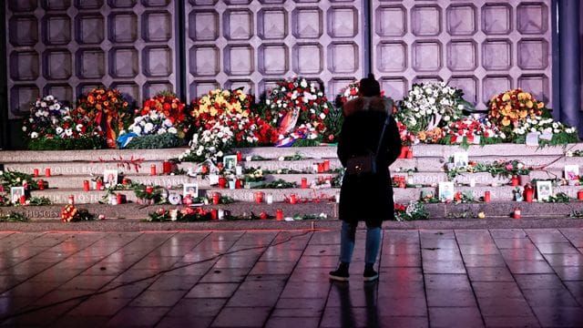Eine Frau steht am Mahnmal "Der Riss" zum Gedenken an die Opfer des Terroranschlags von 2016. Eine Frau steht am Mahnmal "Der Riss" zum Gedenken an die Opfer des Terroranschlags von 2016.
