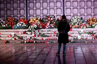 Eine Frau steht am Mahnmal "Der Riss" zum Gedenken an die Opfer des Terroranschlags von 2016.