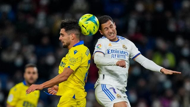Reals Eden Hazard (r) und Gegenspieler Ruben Sobrino im Kopfballduell. Reals Eden Hazard (r) und Gegenspieler Ruben Sobrino im Kopfballduell.