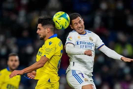 Reals Eden Hazard (r) und Gegenspieler Ruben Sobrino im Kopfballduell.