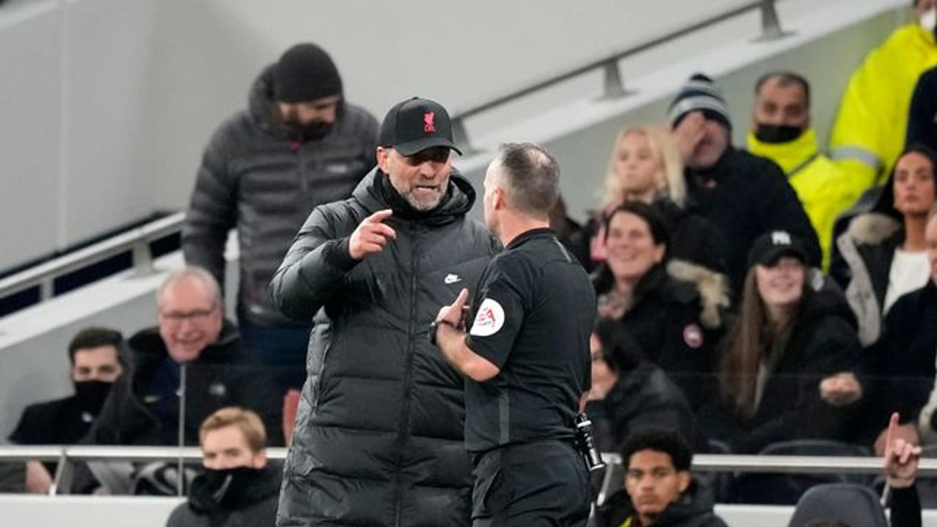 Liverpool-Trainer Jürgen Klopp (l) diskutiert mit dem Schiedsrichter Paul Tierney.