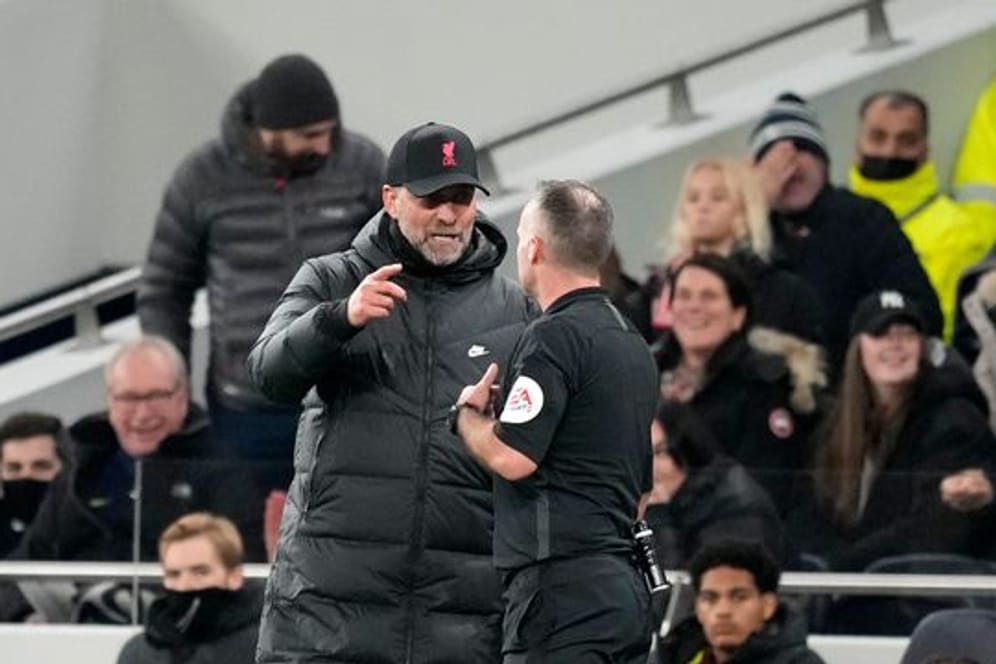 Liverpool-Trainer Jürgen Klopp (l) diskutiert mit dem Schiedsrichter Paul Tierney.