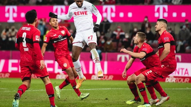 Kölns Anthony Modeste (M) trifft zum 1:0.