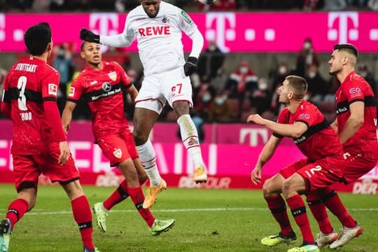 Kölns Anthony Modeste (M) trifft zum 1:0.