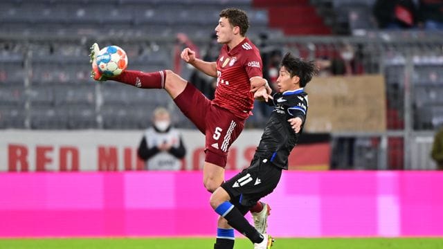 Benjamin Pavard (l) vom FC Bayern München sieht sich in der zentralen Abwehrposition am stärksten. Benjamin Pavard (l) vom FC Bayern München sieht sich in der zentralen Abwehrposition am stärksten.