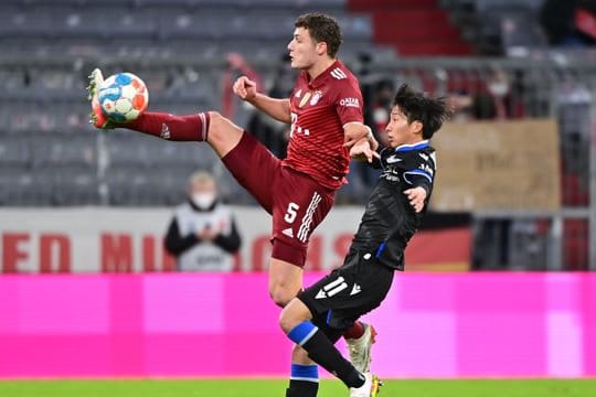 Benjamin Pavard (l) vom FC Bayern München sieht sich in der zentralen Abwehrposition am stärksten.