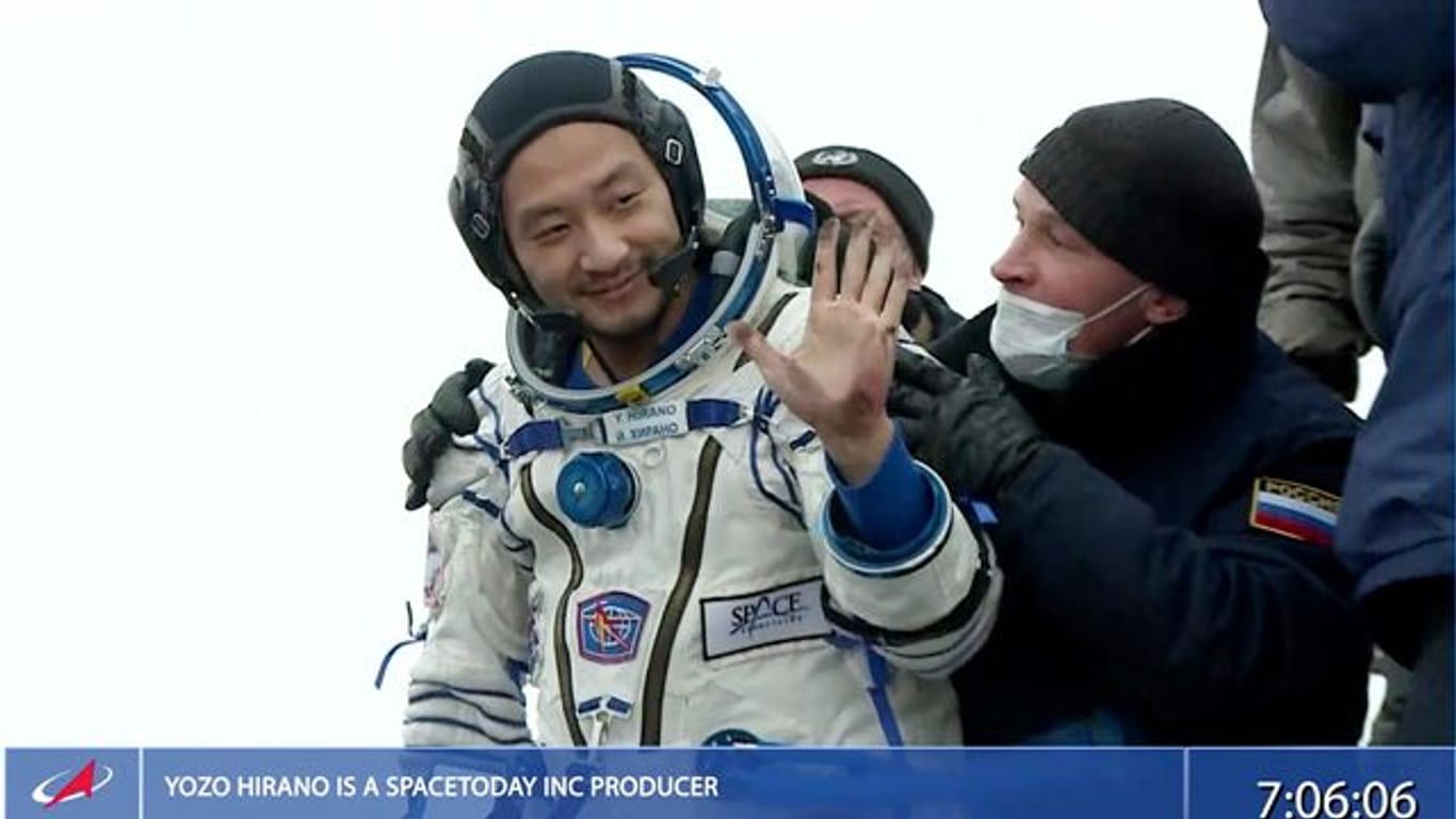 Ein japanischer Milliardär, sein Assistent und ein russischer Kosmonaut sind am Montag nach einem 12-tägigen Aufenthalt auf der Internationalen Raumstation sicher zur Erde zurückgekehrt.