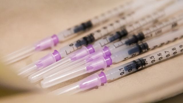 In einem Impfzentrum in Olpe haben Kindern den falschen Impfstoff gegen das Coronavirus bekommen. In einem Impfzentrum in Olpe haben Kindern den falschen Impfstoff gegen das Coronavirus bekommen.