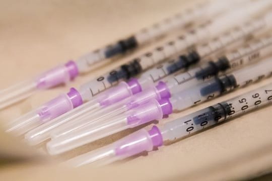 In einem Impfzentrum in Olpe haben Kindern den falschen Impfstoff gegen das Coronavirus bekommen.