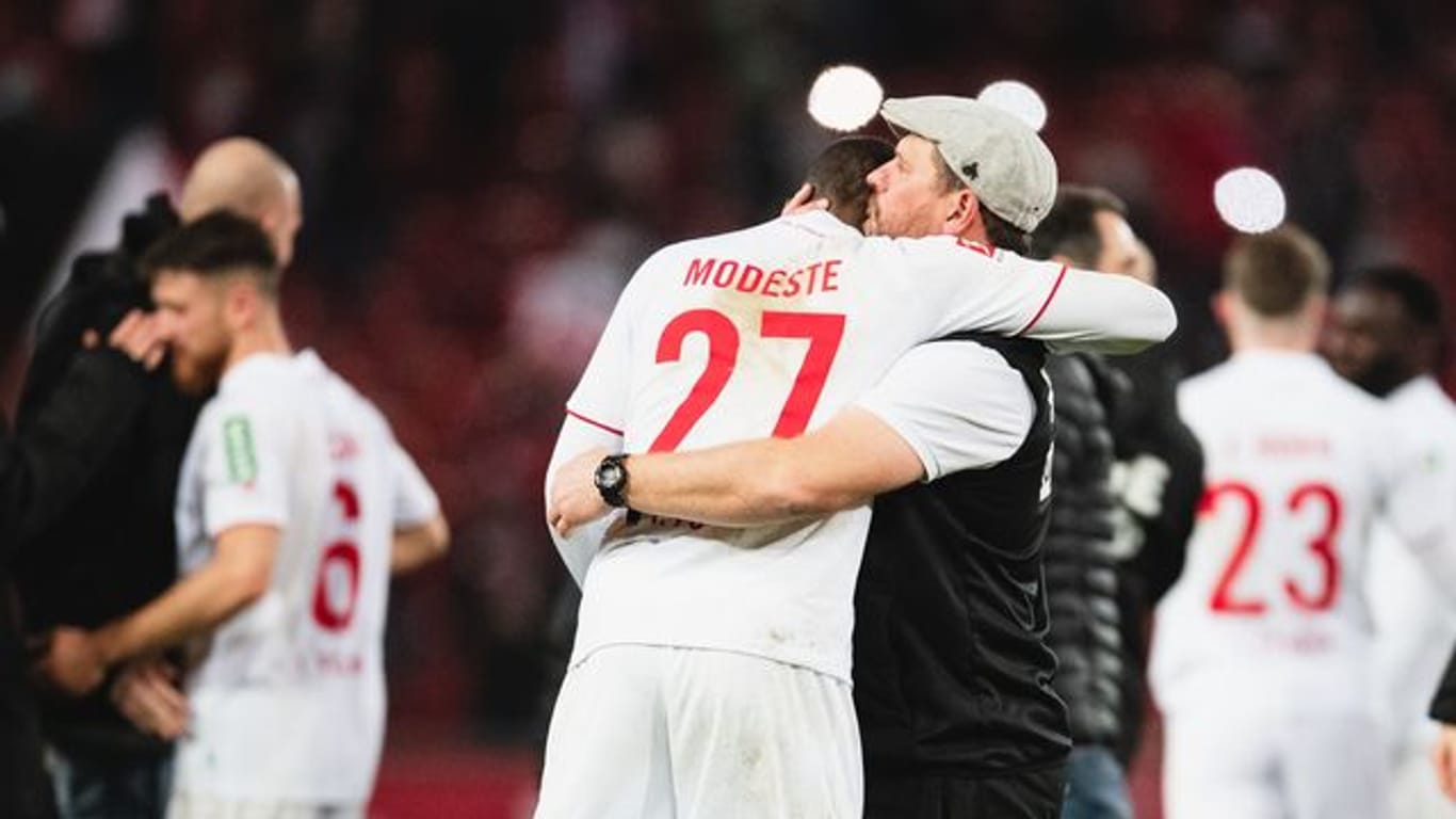 Kölns Matchwinner Anthony Modeste (l) weinte im Arm von Trainer Steffen Baumgart.