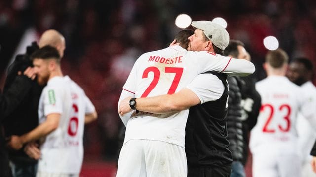 Kölns Matchwinner Anthony Modeste (l) weinte im Arm von Trainer Steffen Baumgart. Kölns Matchwinner Anthony Modeste (l) weinte im Arm von Trainer Steffen Baumgart.