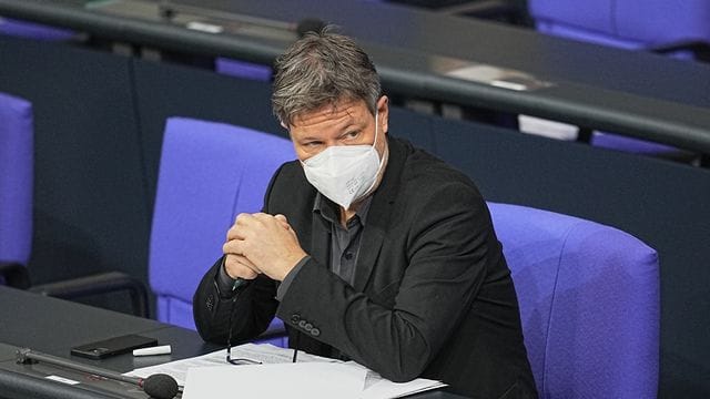 Wegen der Omikron-Variante rechnet Vizekanzler Robert Habeck (Grüne) nach dem Jahreswechsel mit einer Ausweitung der Corona-Beschränkungen. Wegen der Omikron-Variante rechnet Vizekanzler Robert Habeck (Grüne) nach dem Jahreswechsel mit einer Ausweitung der Corona-Beschränkungen.