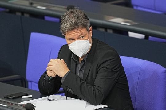 Wegen der Omikron-Variante rechnet Vizekanzler Robert Habeck (Grüne) nach dem Jahreswechsel mit einer Ausweitung der Corona-Beschränkungen.